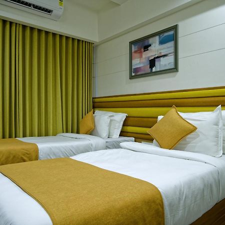 Hotel Lake Point Ахмедабад Екстериор снимка