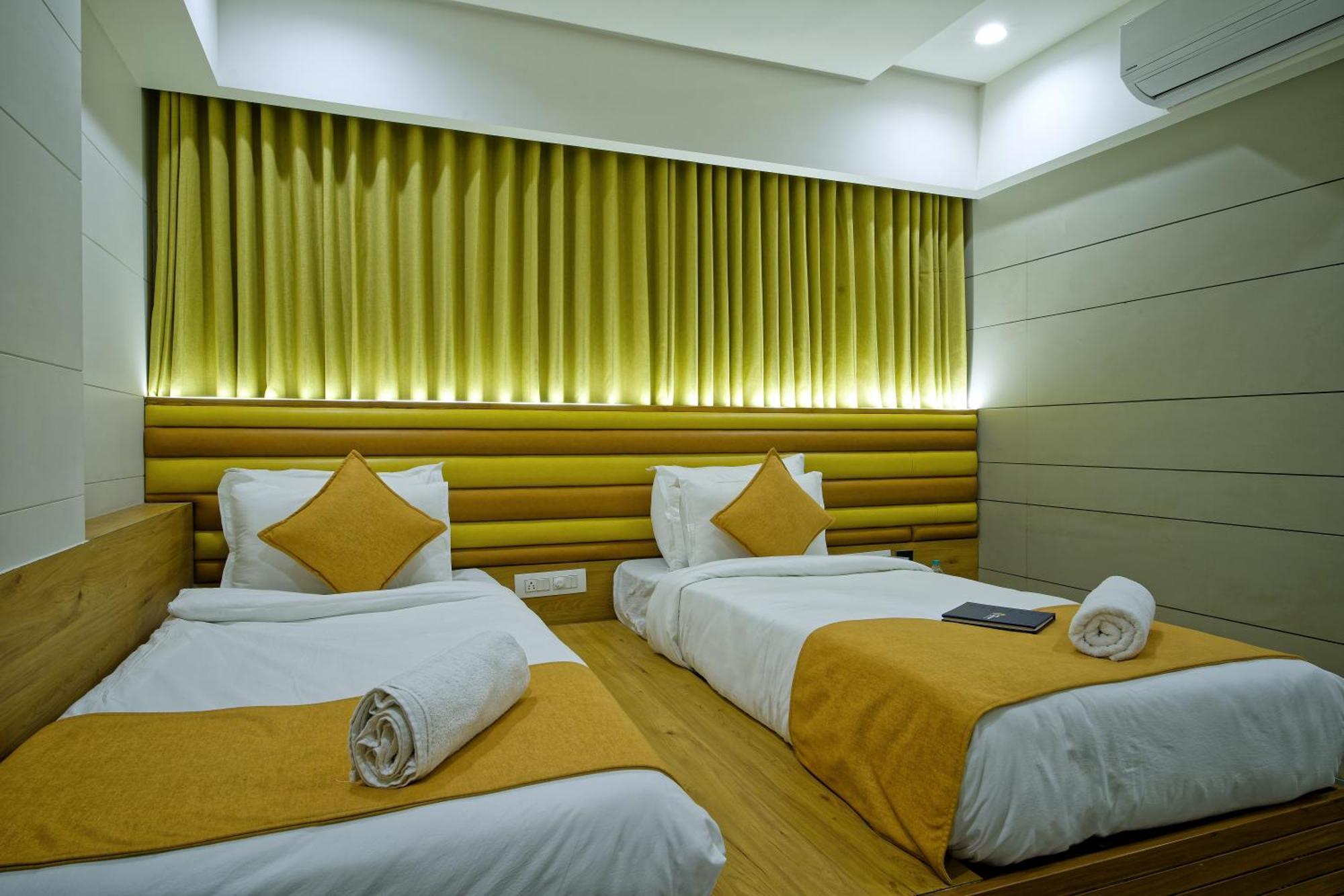 Hotel Lake Point Ахмедабад Екстериор снимка