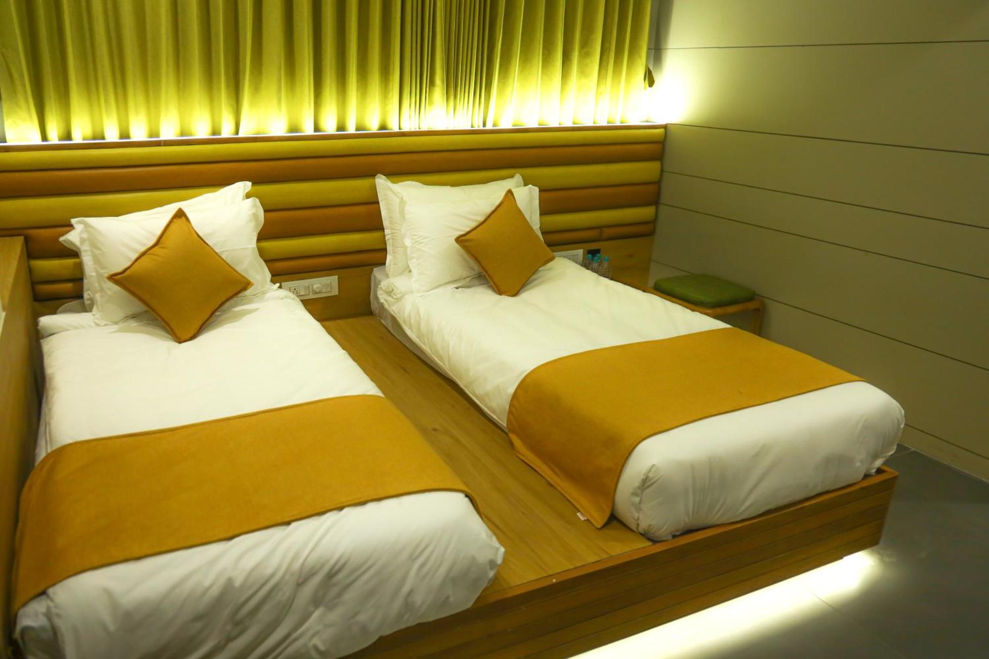 Hotel Lake Point Ахмедабад Екстериор снимка
