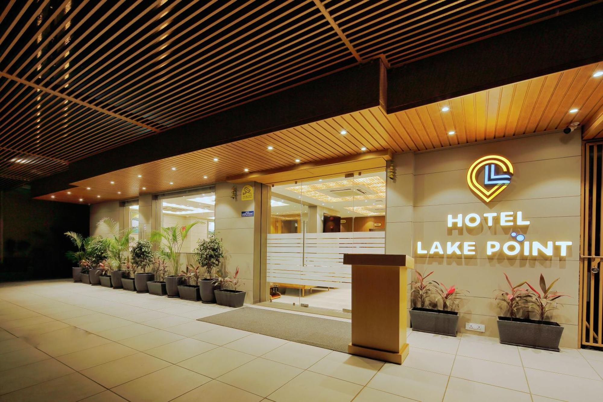 Hotel Lake Point Ахмедабад Екстериор снимка