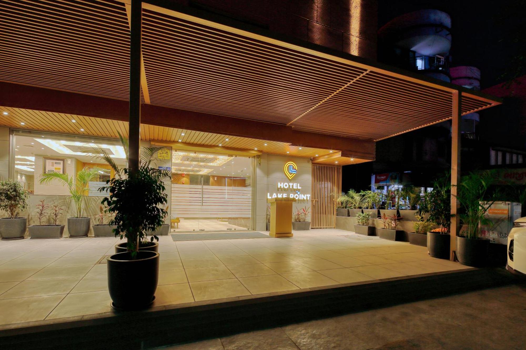 Hotel Lake Point Ахмедабад Екстериор снимка