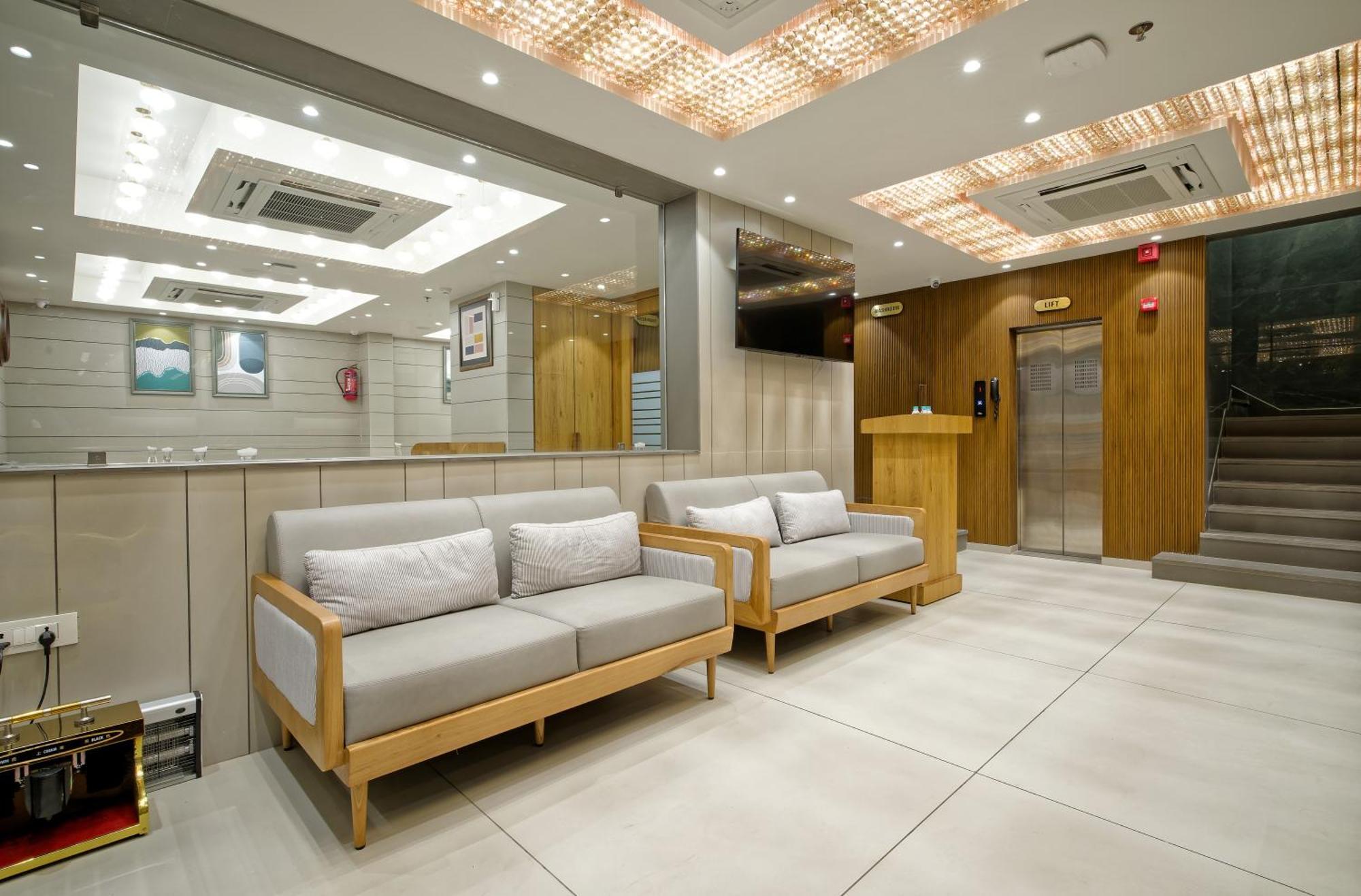 Hotel Lake Point Ахмедабад Екстериор снимка