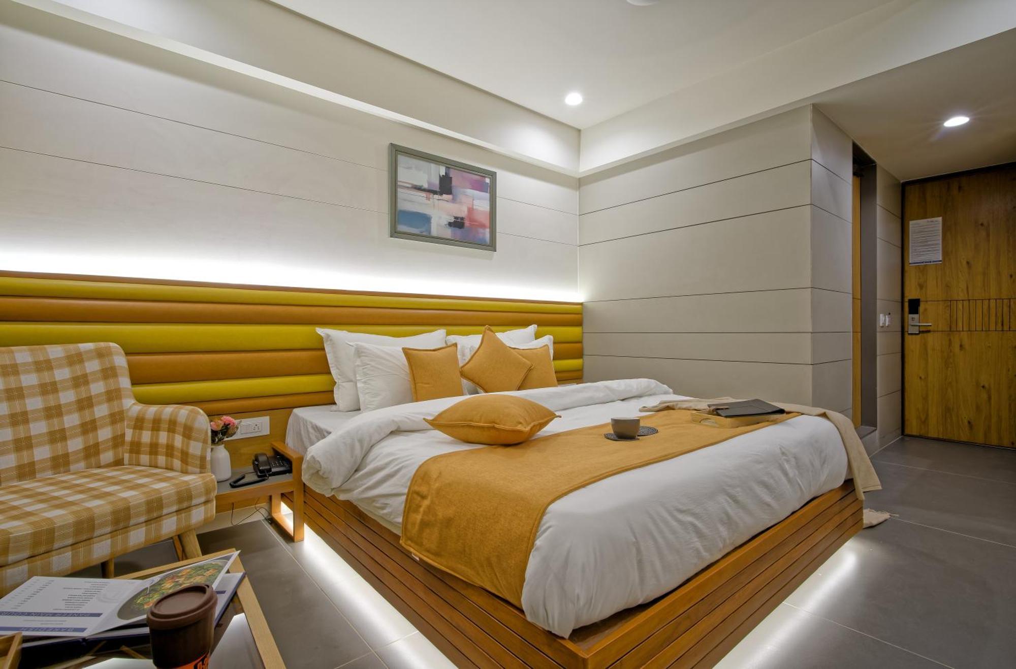 Hotel Lake Point Ахмедабад Екстериор снимка