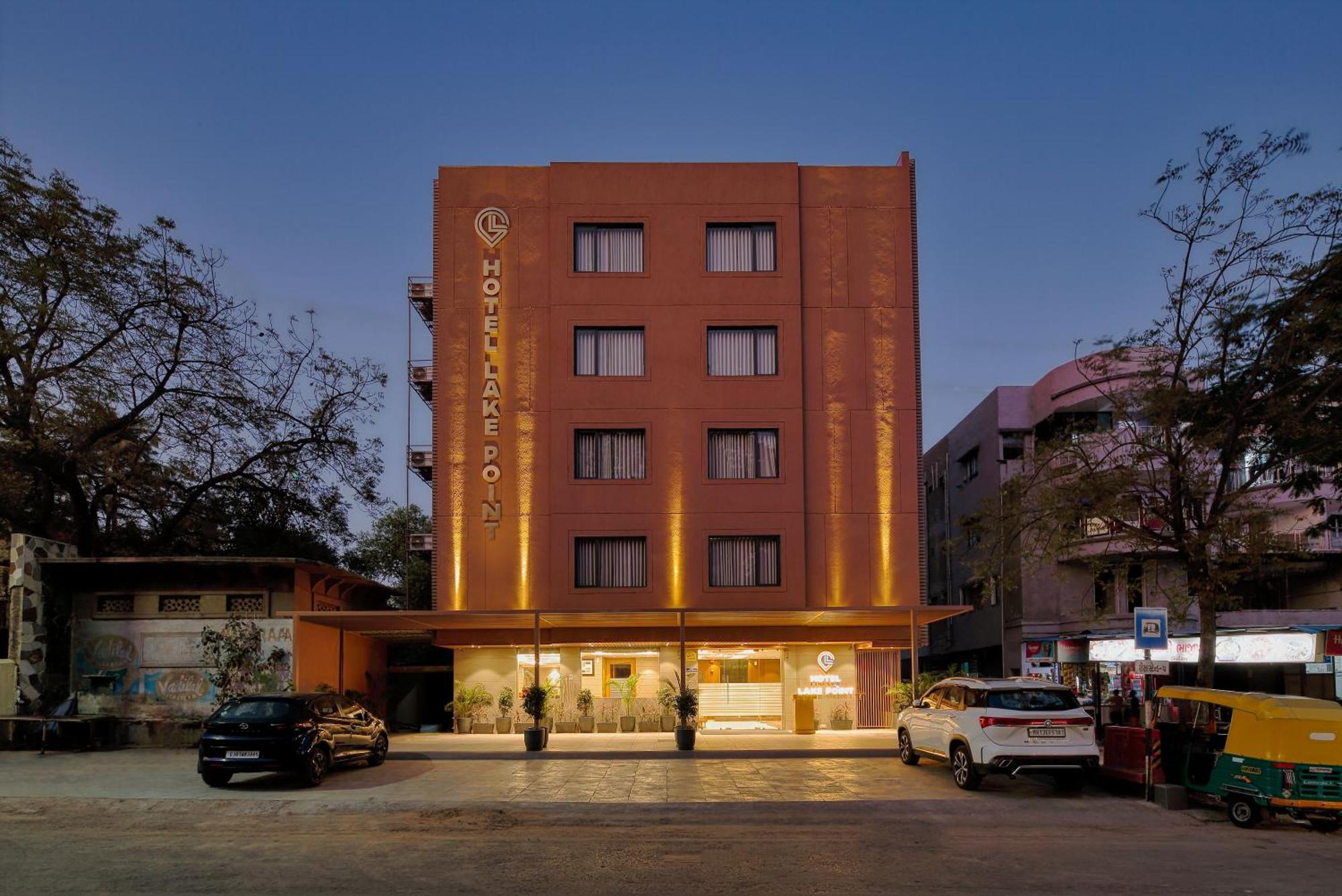 Hotel Lake Point Ахмедабад Екстериор снимка
