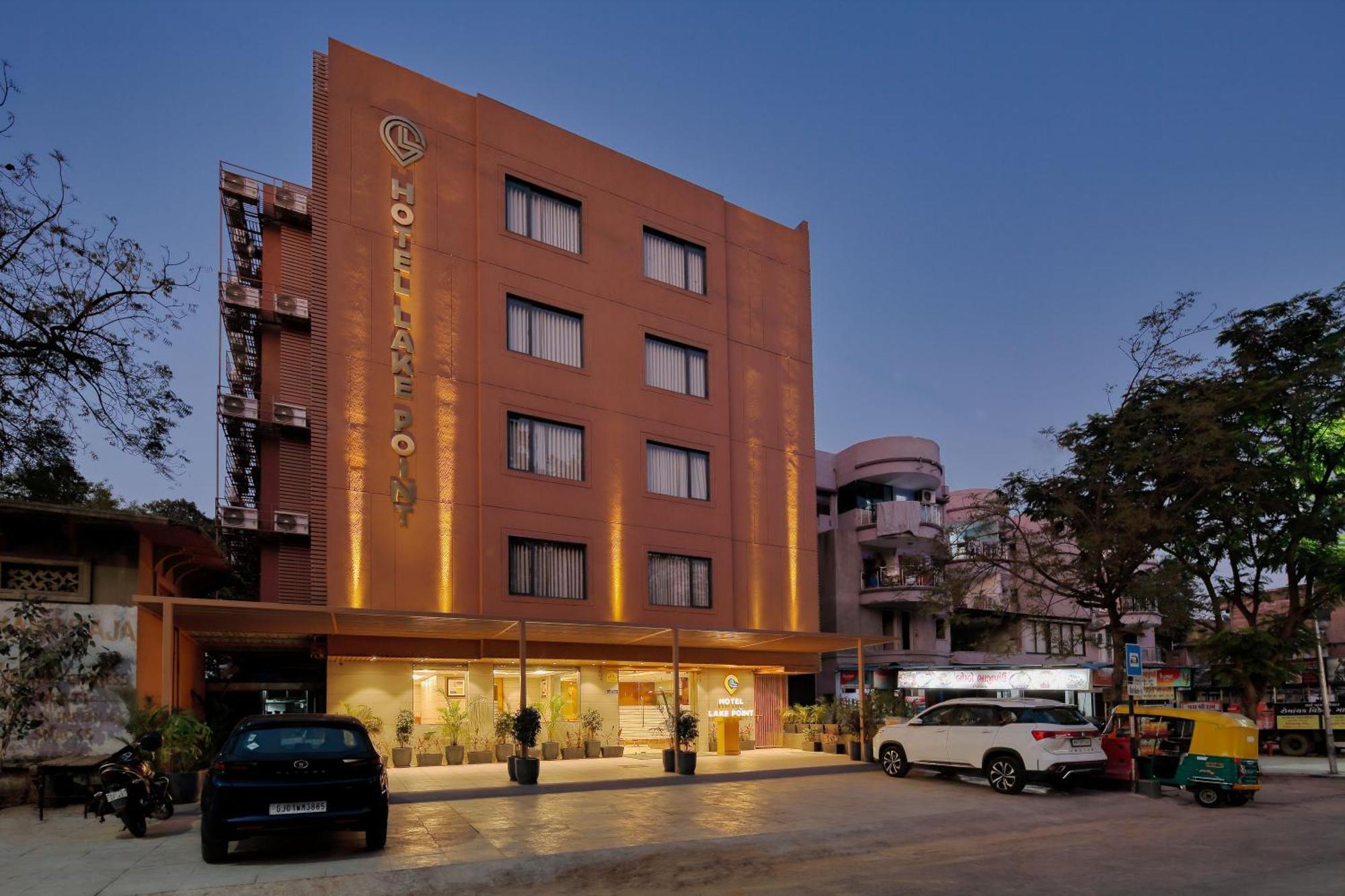 Hotel Lake Point Ахмедабад Екстериор снимка