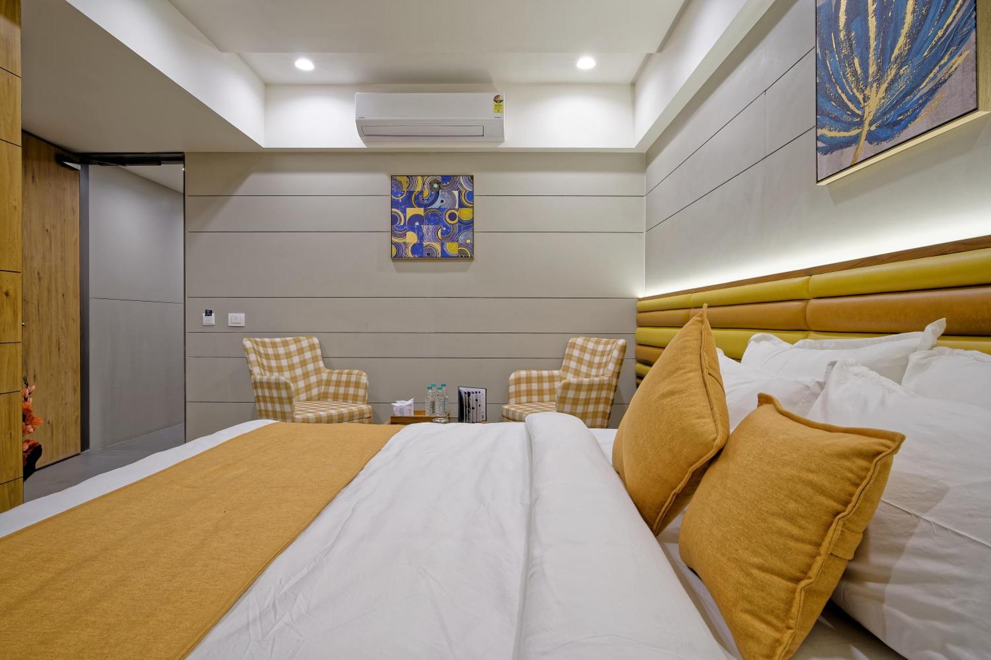 Hotel Lake Point Ахмедабад Екстериор снимка