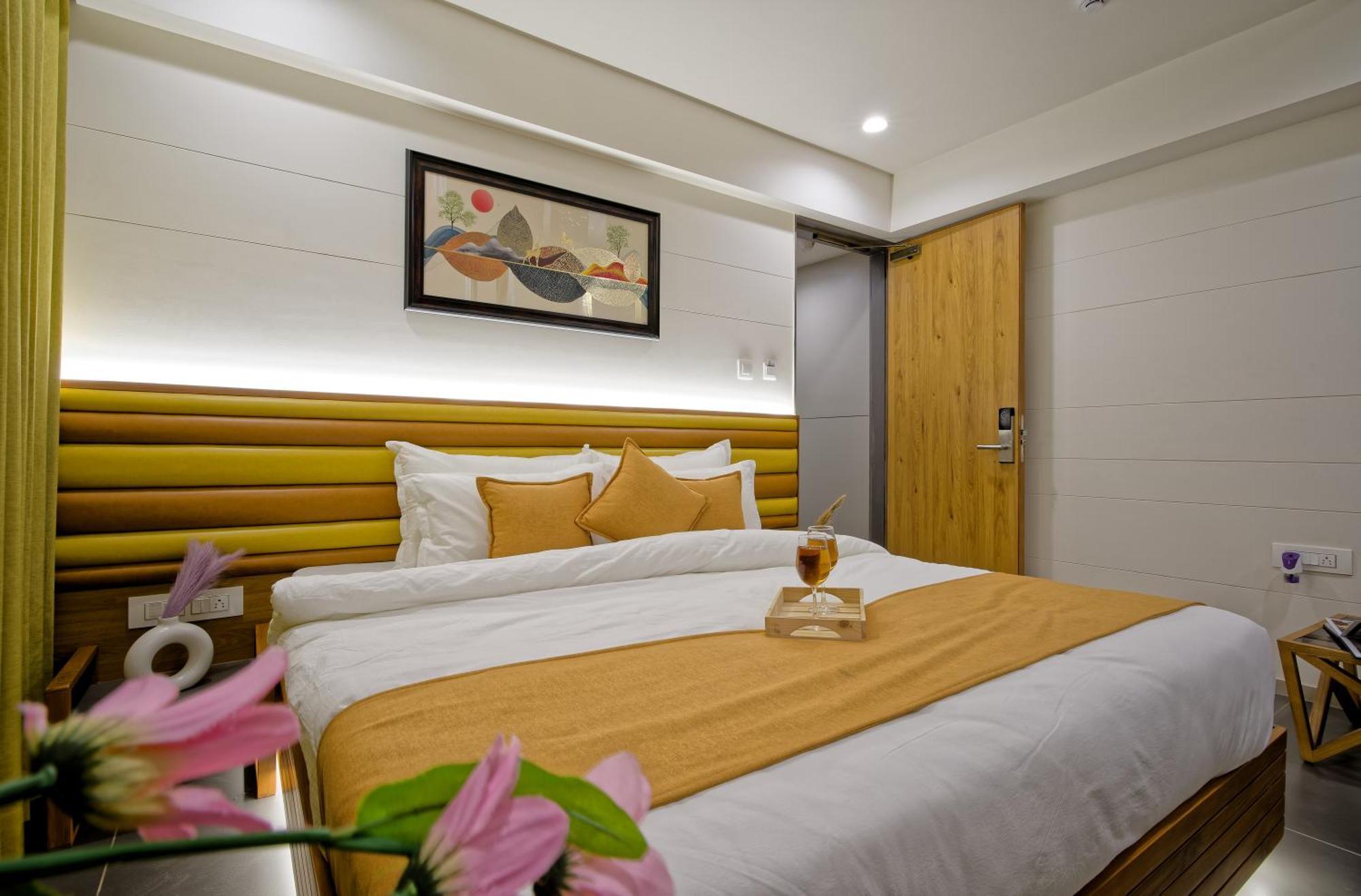 Hotel Lake Point Ахмедабад Екстериор снимка