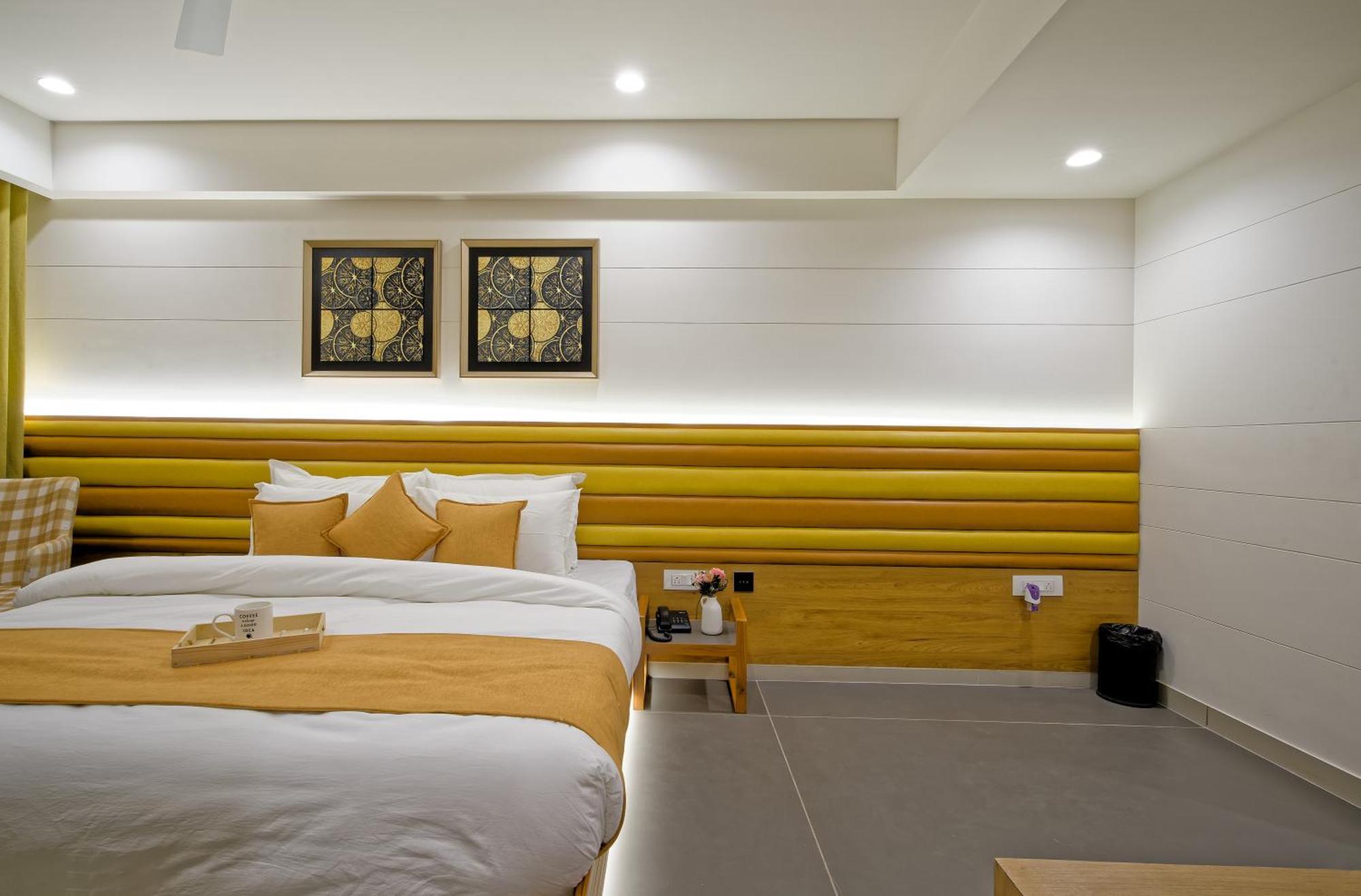 Hotel Lake Point Ахмедабад Екстериор снимка
