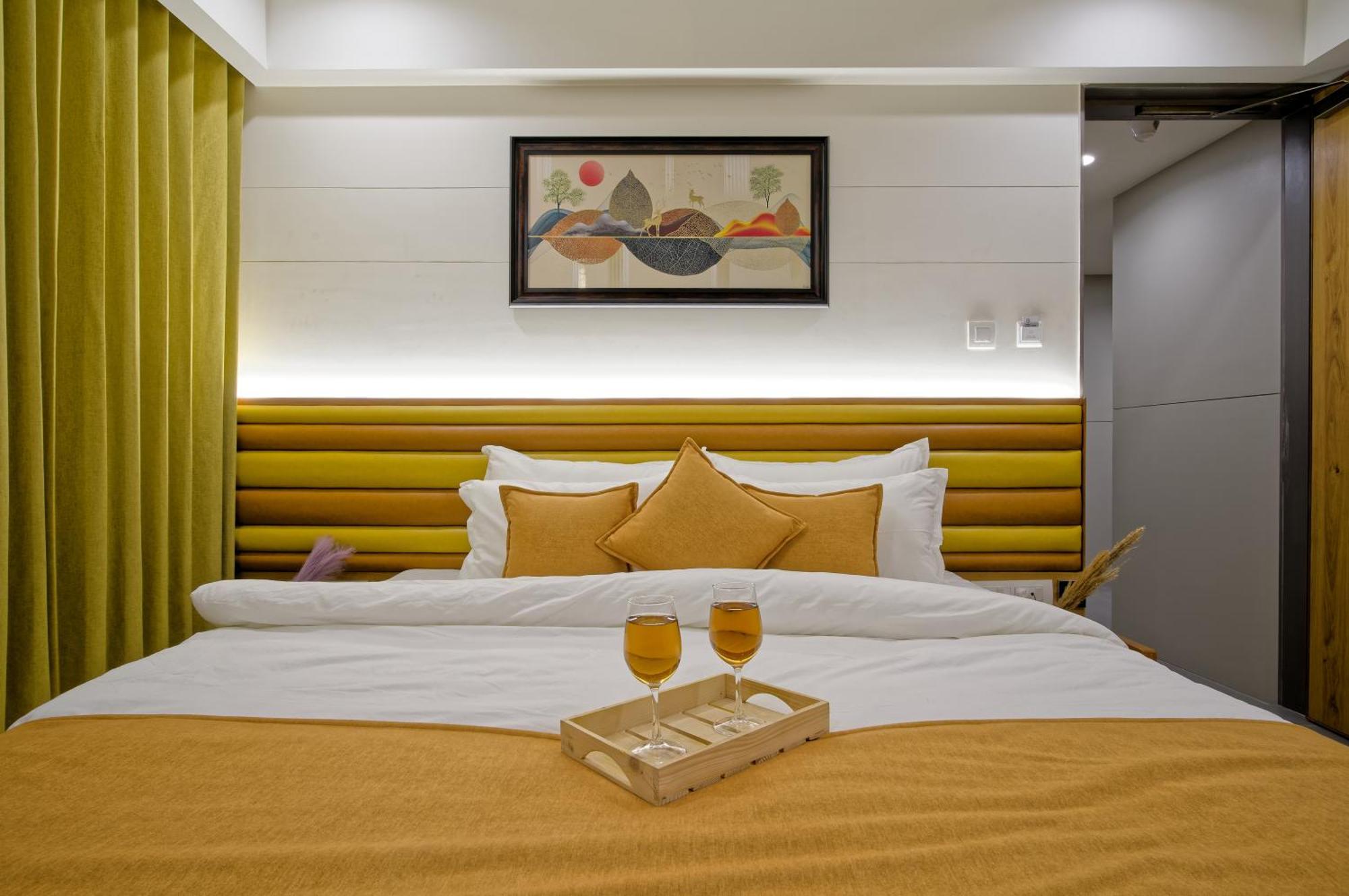 Hotel Lake Point Ахмедабад Екстериор снимка