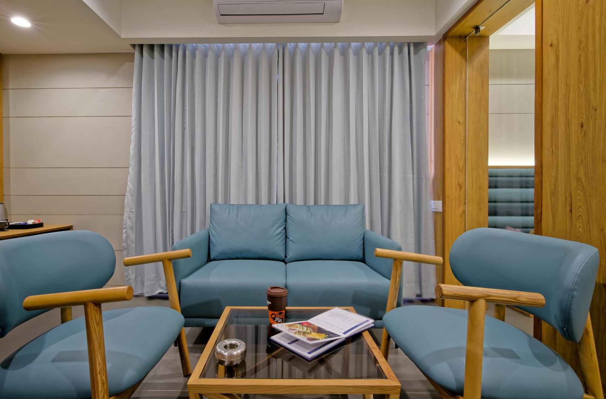 Hotel Lake Point Ахмедабад Екстериор снимка