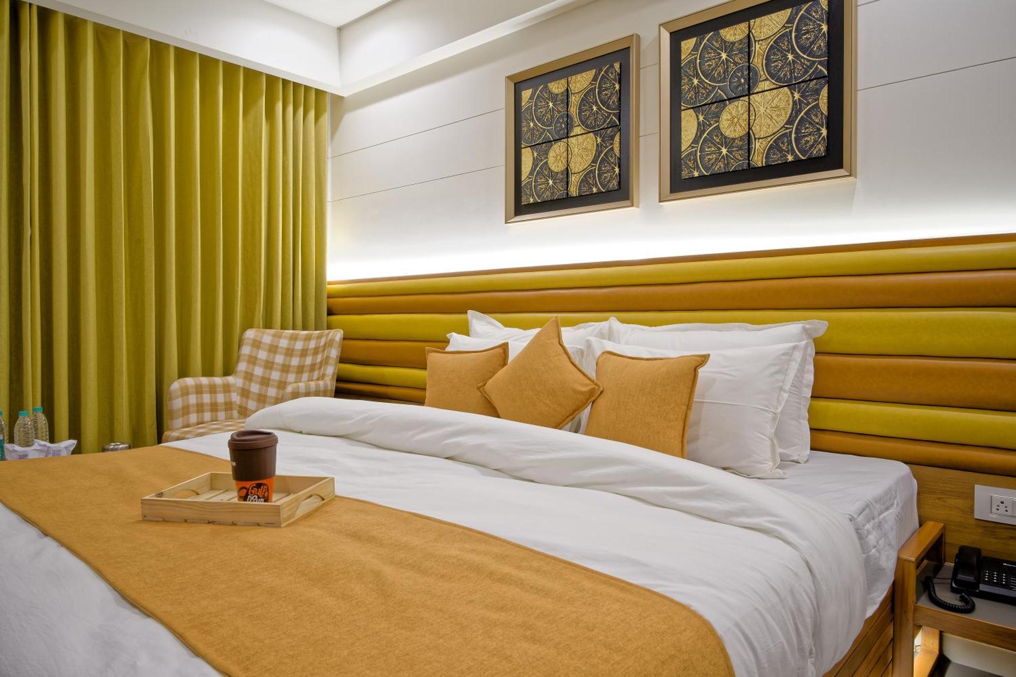 Hotel Lake Point Ахмедабад Екстериор снимка