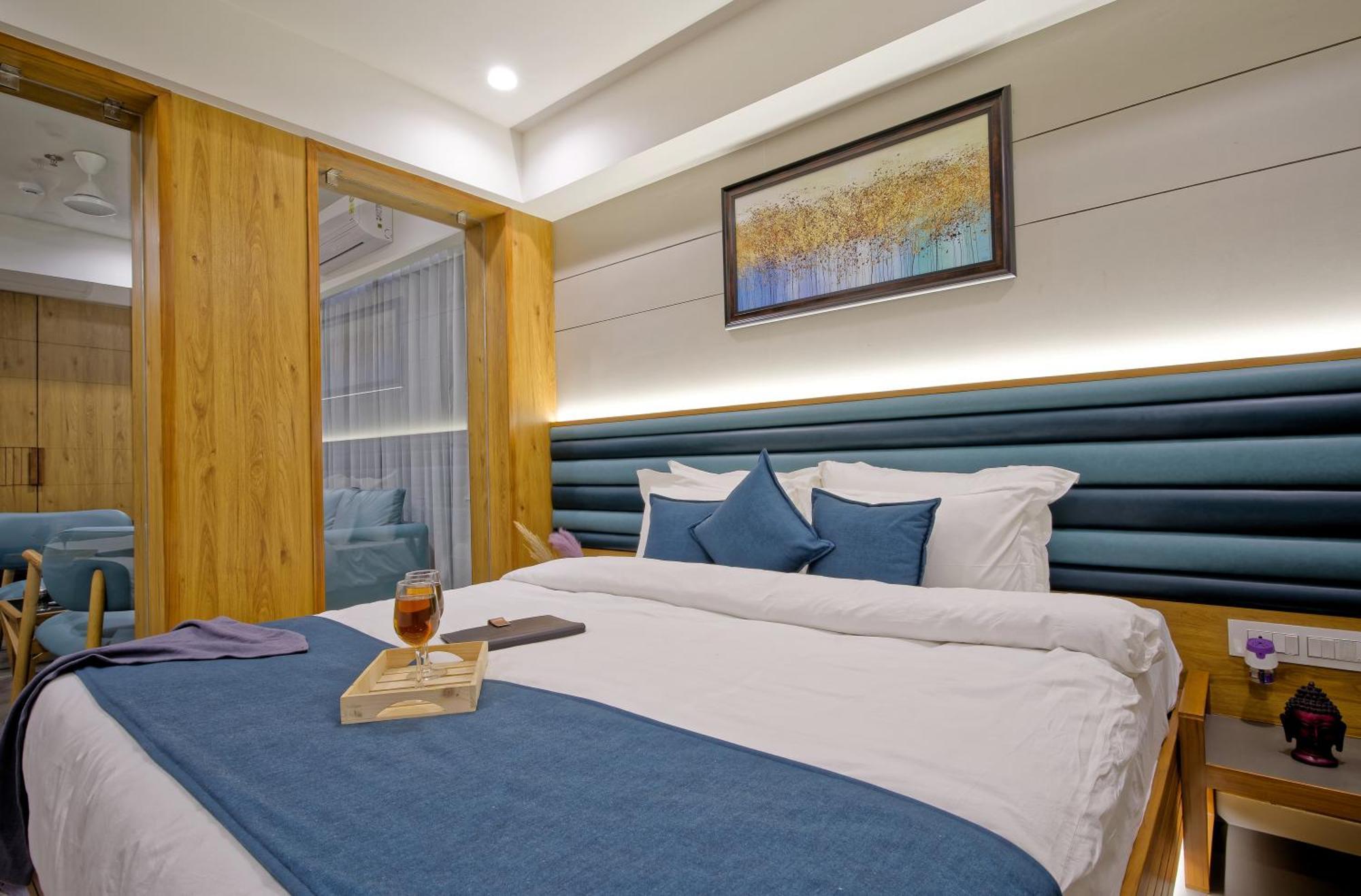 Hotel Lake Point Ахмедабад Екстериор снимка