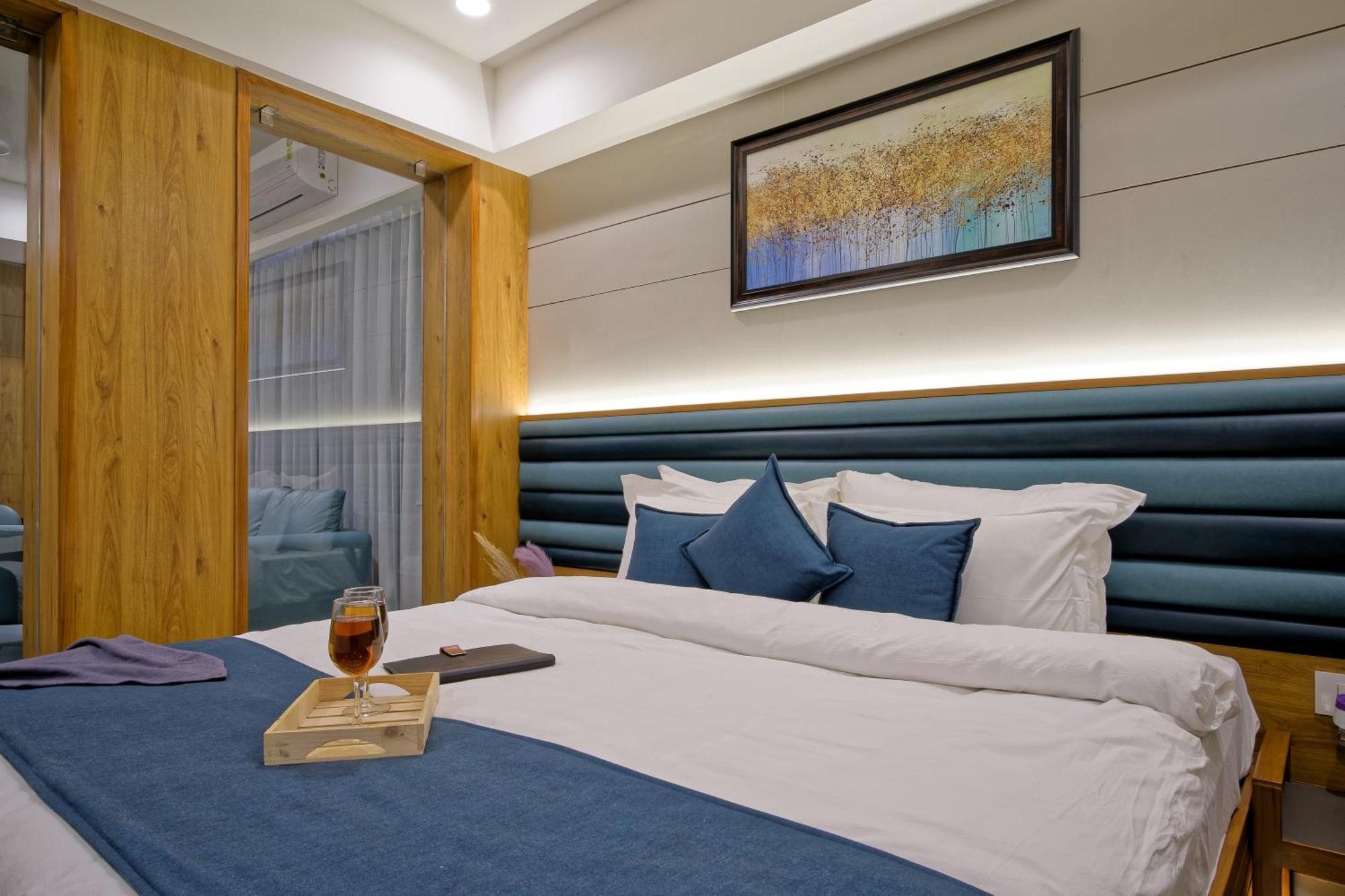 Hotel Lake Point Ахмедабад Екстериор снимка