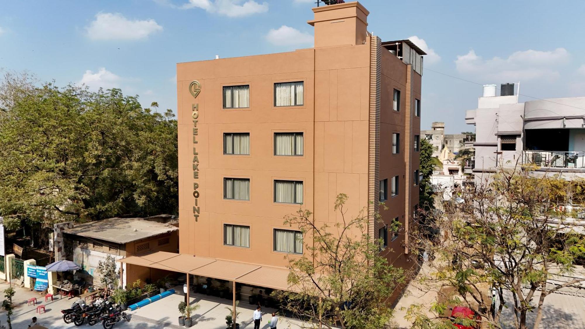Hotel Lake Point Ахмедабад Екстериор снимка